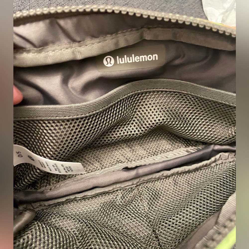 RARE Lululemon - Everywhere 1 Liter Belt Bag Hyper Dye Multi/Rover - NWT - Picture 7 of 12